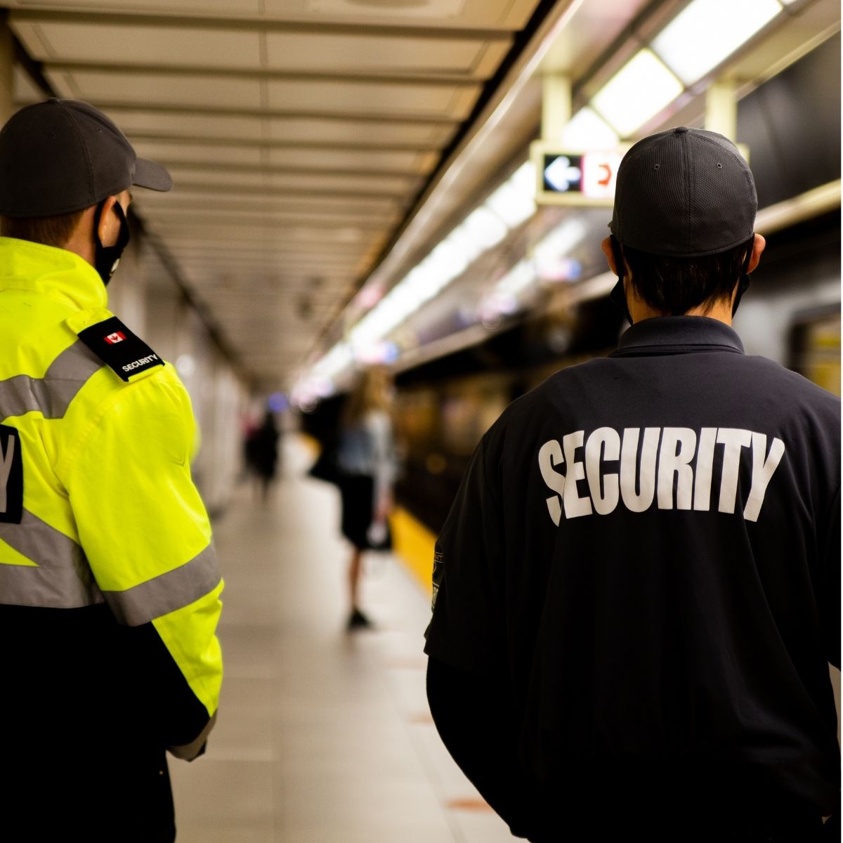 Officier de sécurité surveillant un quai ferroviaire.